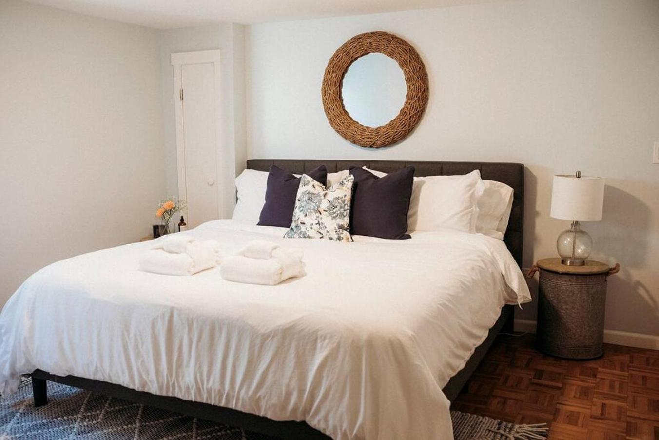 Style Meets Comfort In Beautiful Design Ванкувер Экстерьер фото