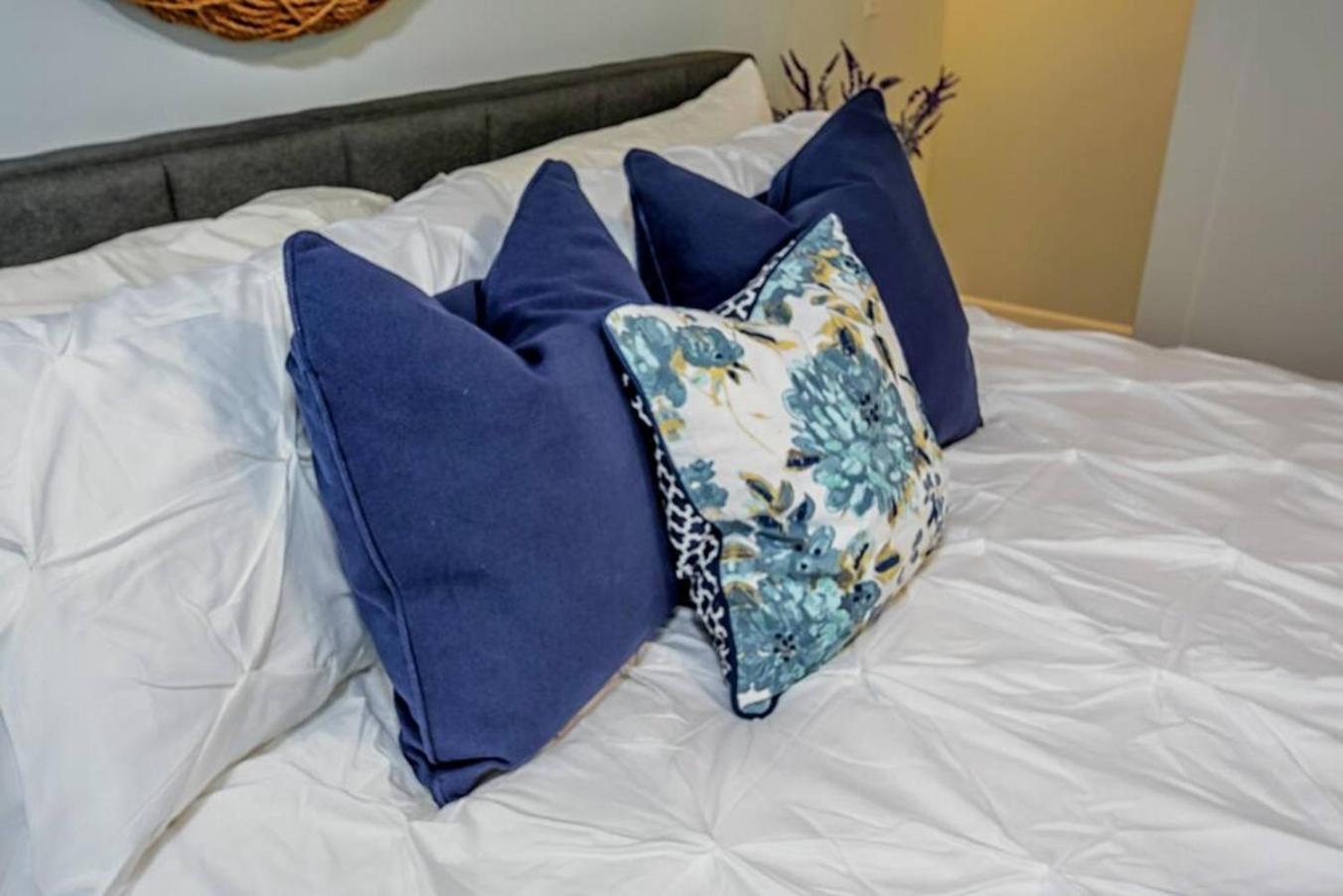 Style Meets Comfort In Beautiful Design Ванкувер Экстерьер фото