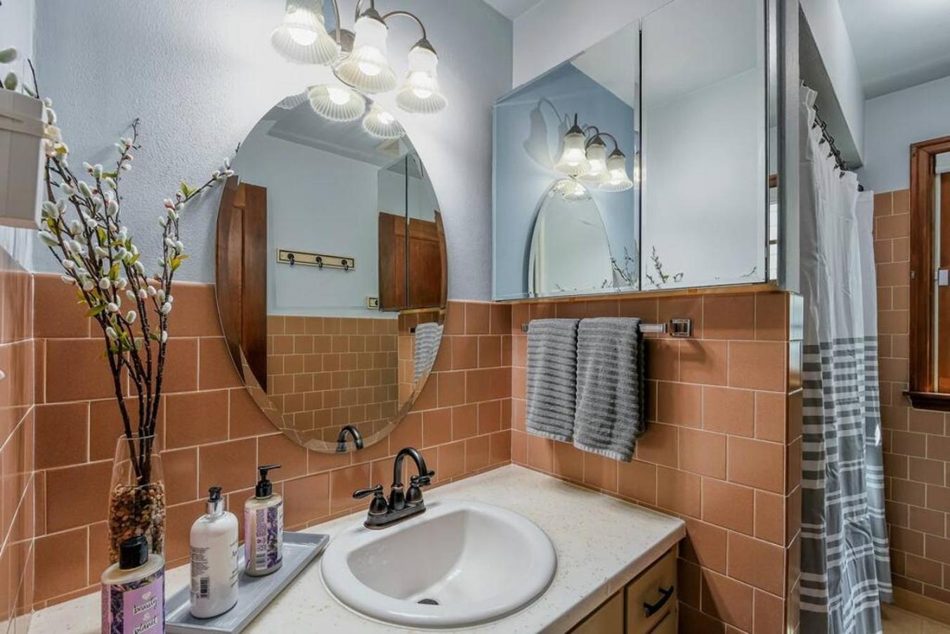 Style Meets Comfort In Beautiful Design Ванкувер Экстерьер фото