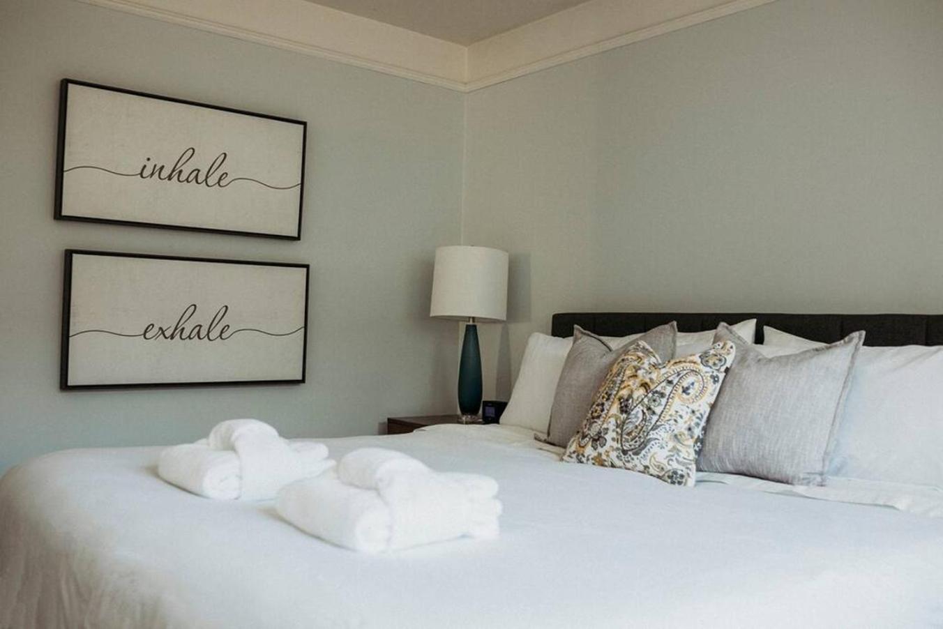 Style Meets Comfort In Beautiful Design Ванкувер Экстерьер фото